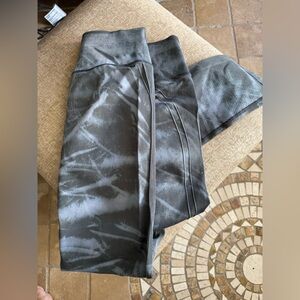 Women’s lululemon Q5 compression legging workout gray blue marble sz 12